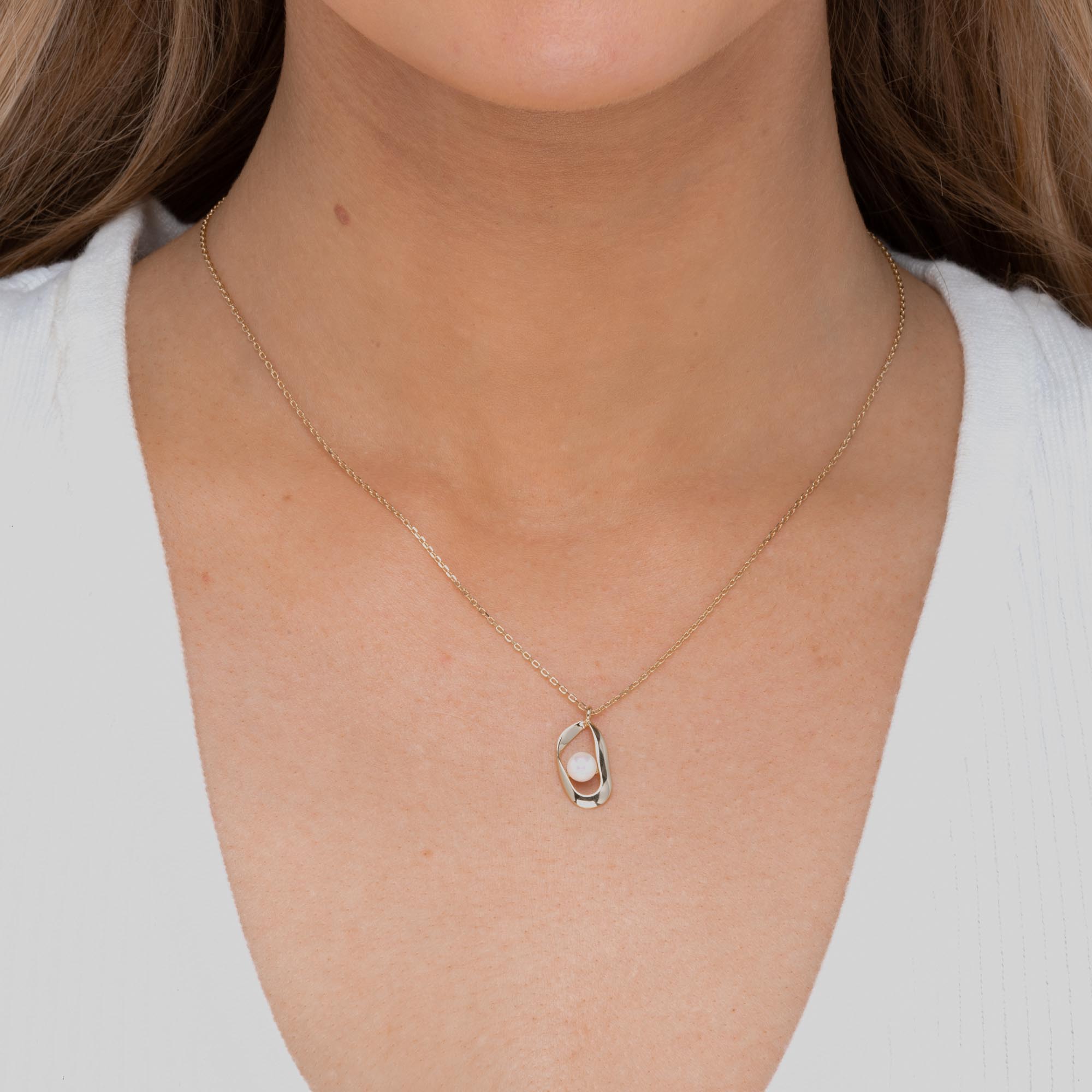 Floating Circular Pearl Necklace