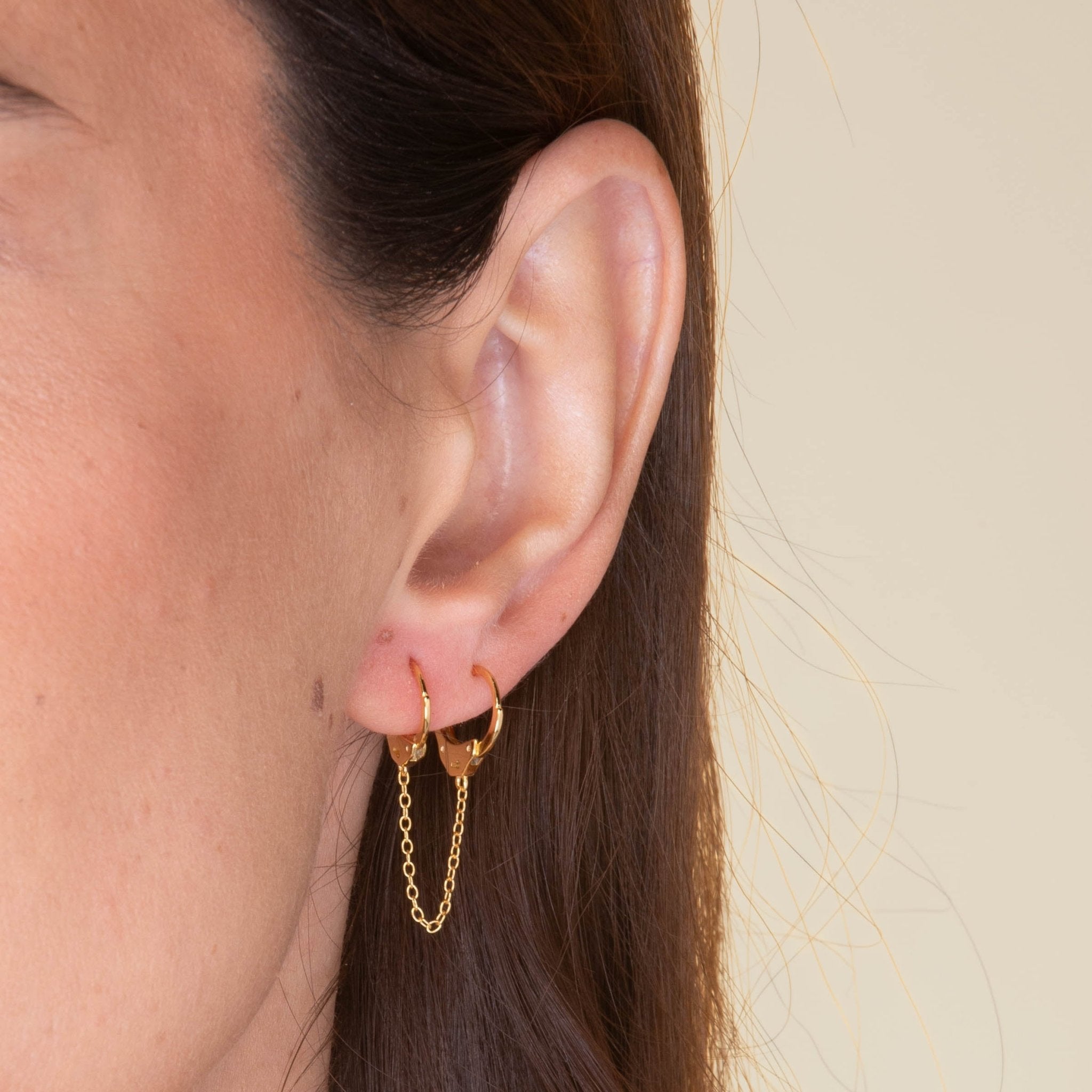 Handcuff Dangling Chain Huggie Single Earring - Camile & Stone