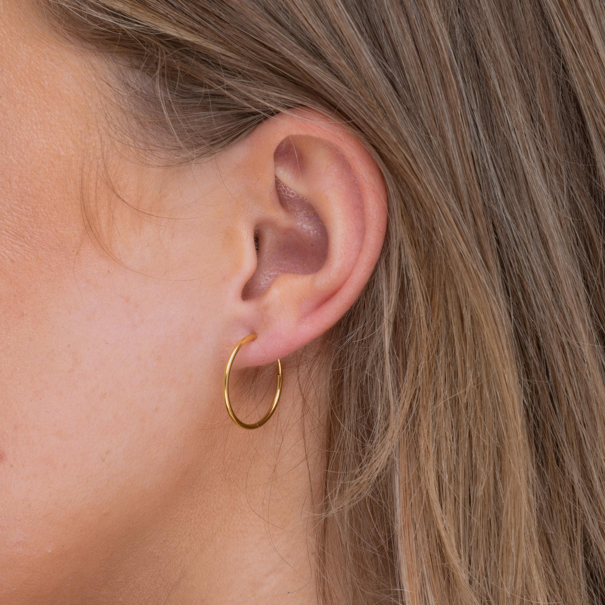 Thin Basic Medium Hoops - Camile & Stone
