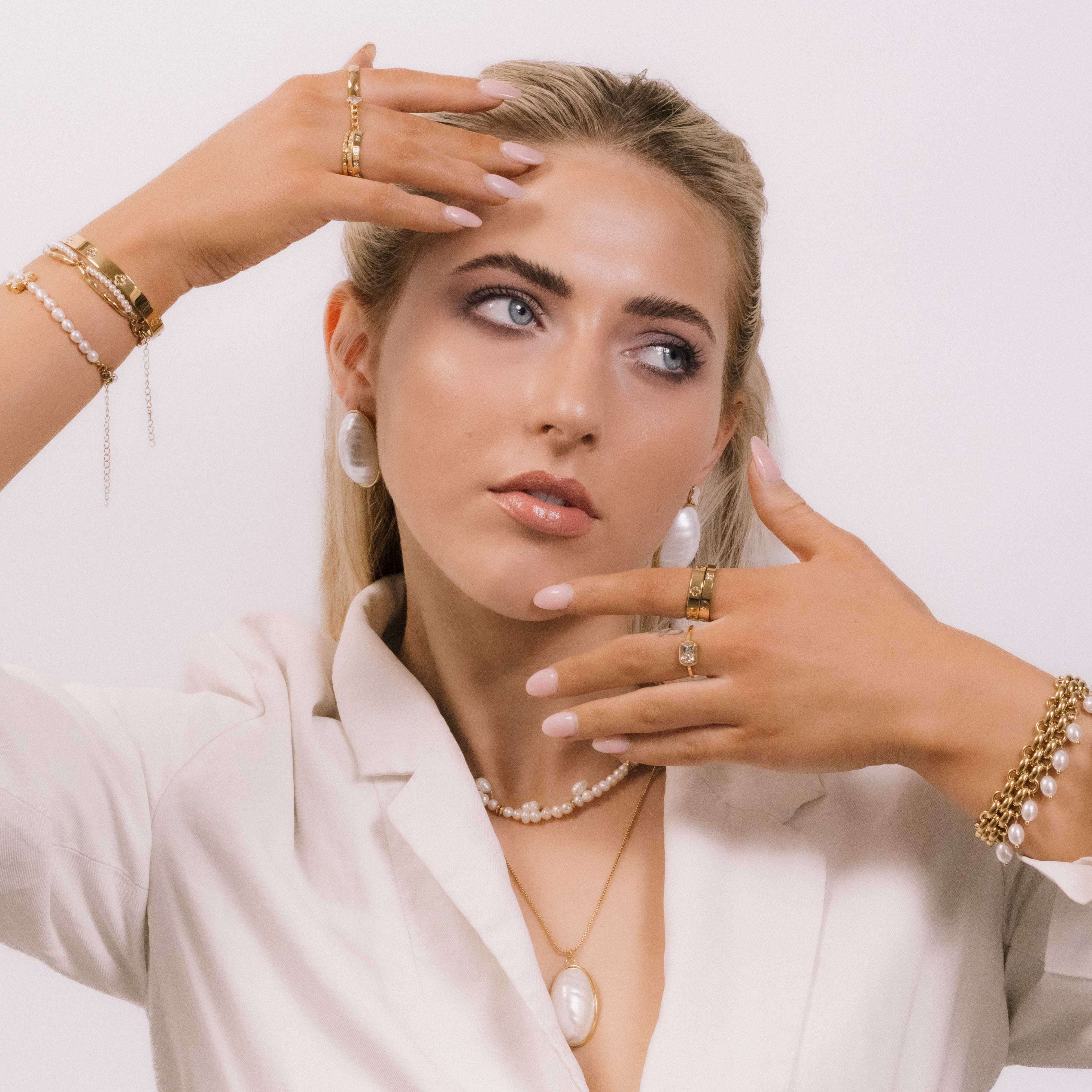 Hailey Statement Oval Pearl Necklace