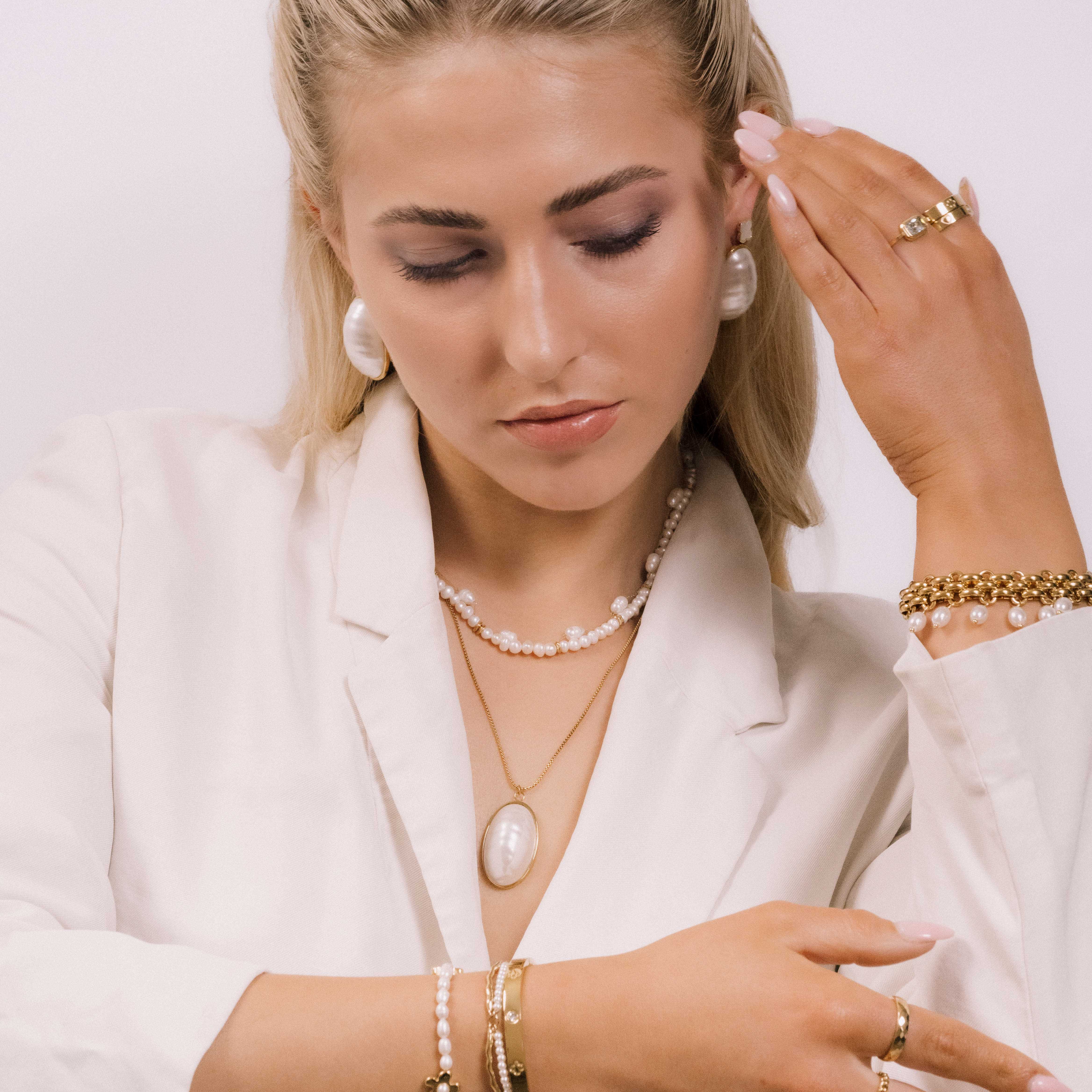 Hailey Statement Oval Pearl Necklace